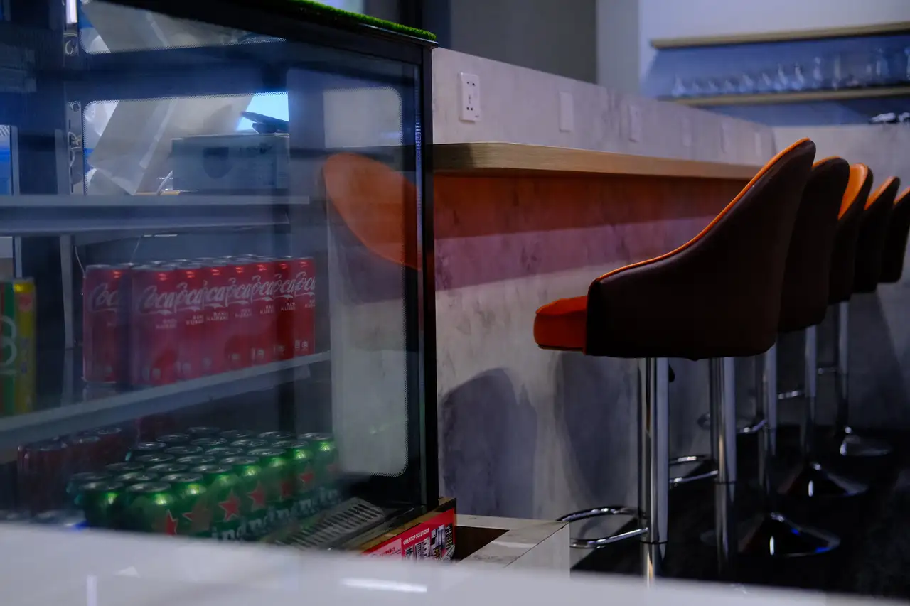 Premium cocktail bar at Diamond Golf Zon featuring craft drinks and sophisticated ambiance