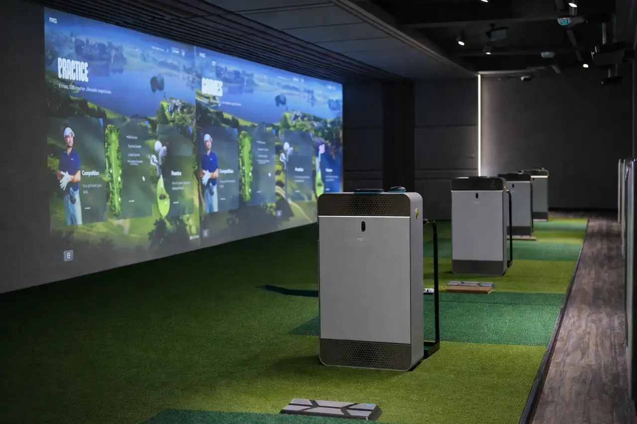 Premium golf simulator bay at Diamond Golf Zon with high-definition impact screen and launch monitor